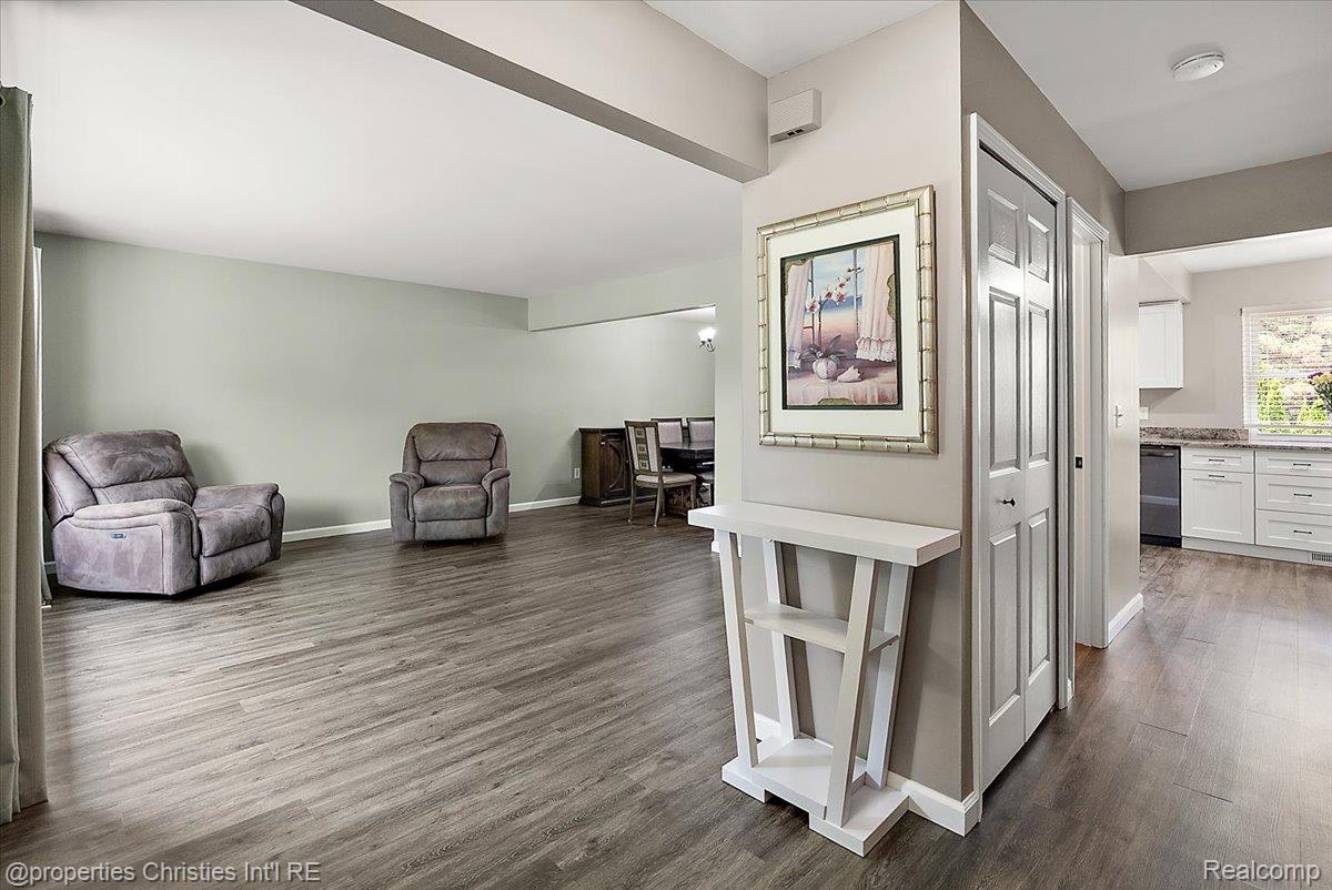 43848 Arlington Road Canton, MI 48187 - Photo 5 of 51 28-43848 Arlington-28.jpg