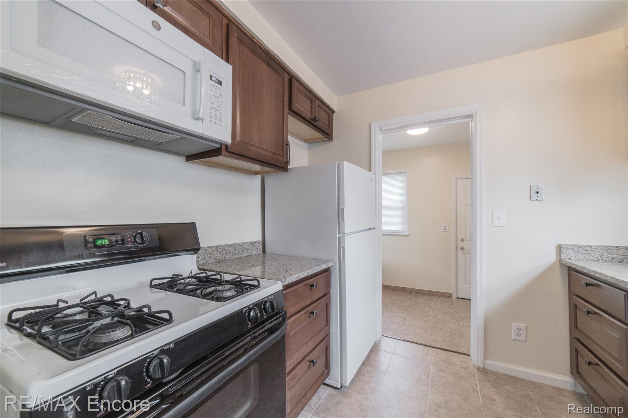 21187 Rensselaer Street Farmington, MI 48336 - Photo 7 of 21 21187 Rensselaer-7.jpg
