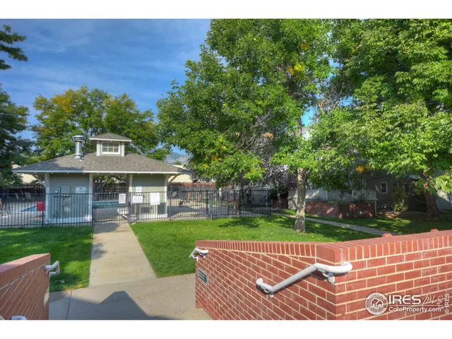 a view of outdoor space yard and porch