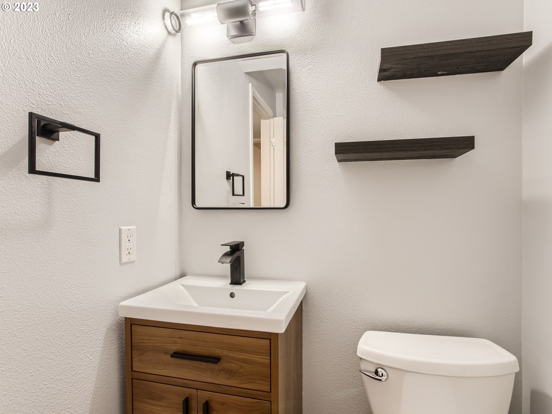 5125 Southwest Richenberg Court Portland, OR 97239 - Photo 22 of 44 Bathroom