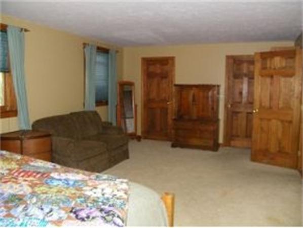 349 Deerfield Road, Unit R337 Allenstown, NH 03275 - Photo 7 of 10 a living room with a bed and furniture