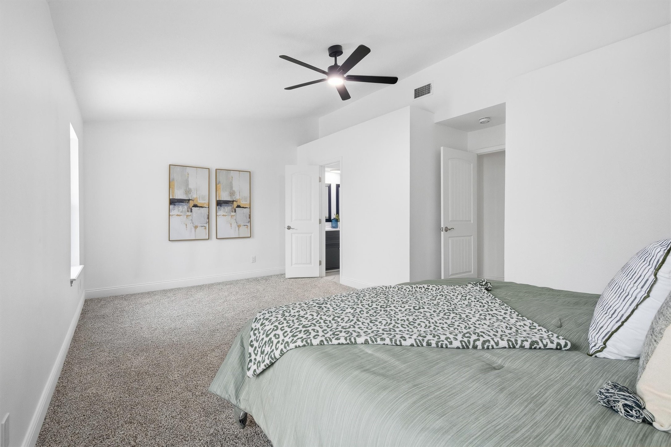 1011 Hamblen Road, Unit 306 Houston, TX 77339 - Photo 18 of 38 Soft natural light and a ceiling fan keep this space feeling fresh.