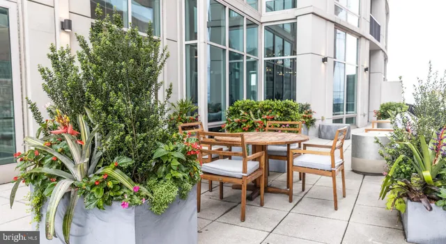 $2,416 | 202 West Washington Square, Unit 2403, Philadelphia, PA 19106