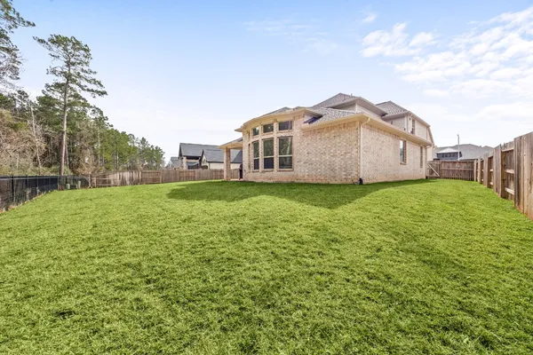 $775,000 | 1021 Lakemont Bend Lane, Pinehurst, TX 77362