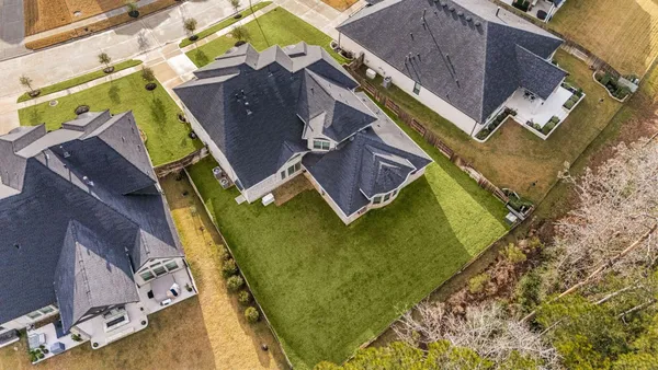 $775,000 | 1021 Lakemont Bend Lane, Pinehurst, TX 77362