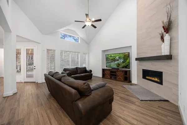 $775,000 | 1021 Lakemont Bend Lane, Pinehurst, TX 77362