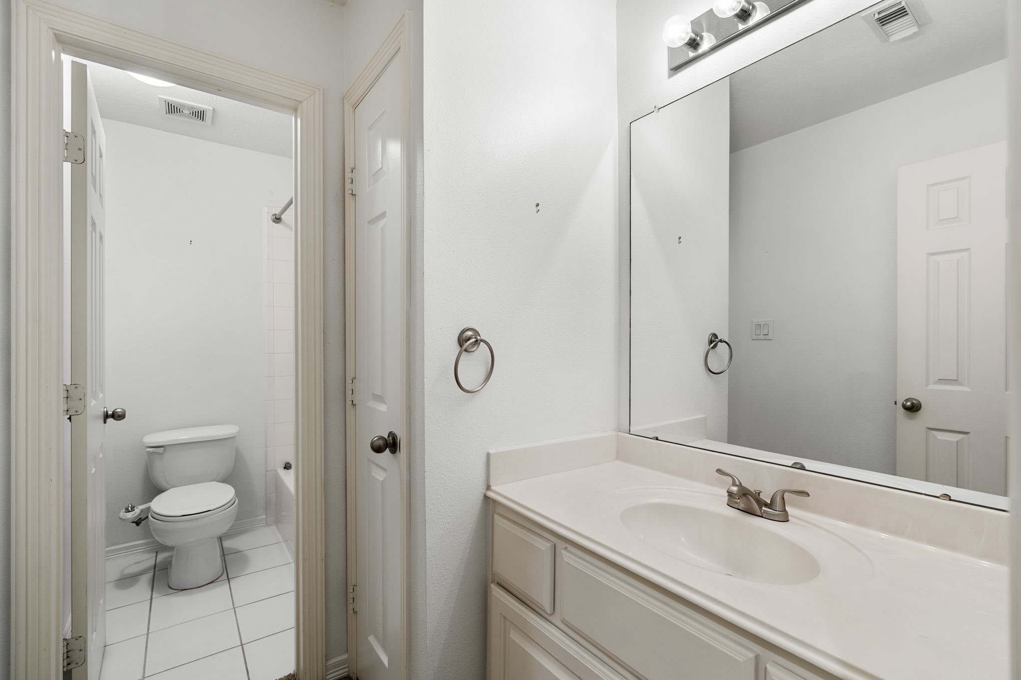 4223 Rose Street Houston, TX 77007 - Photo 30 of 40 Shared Secondary Bathroom
