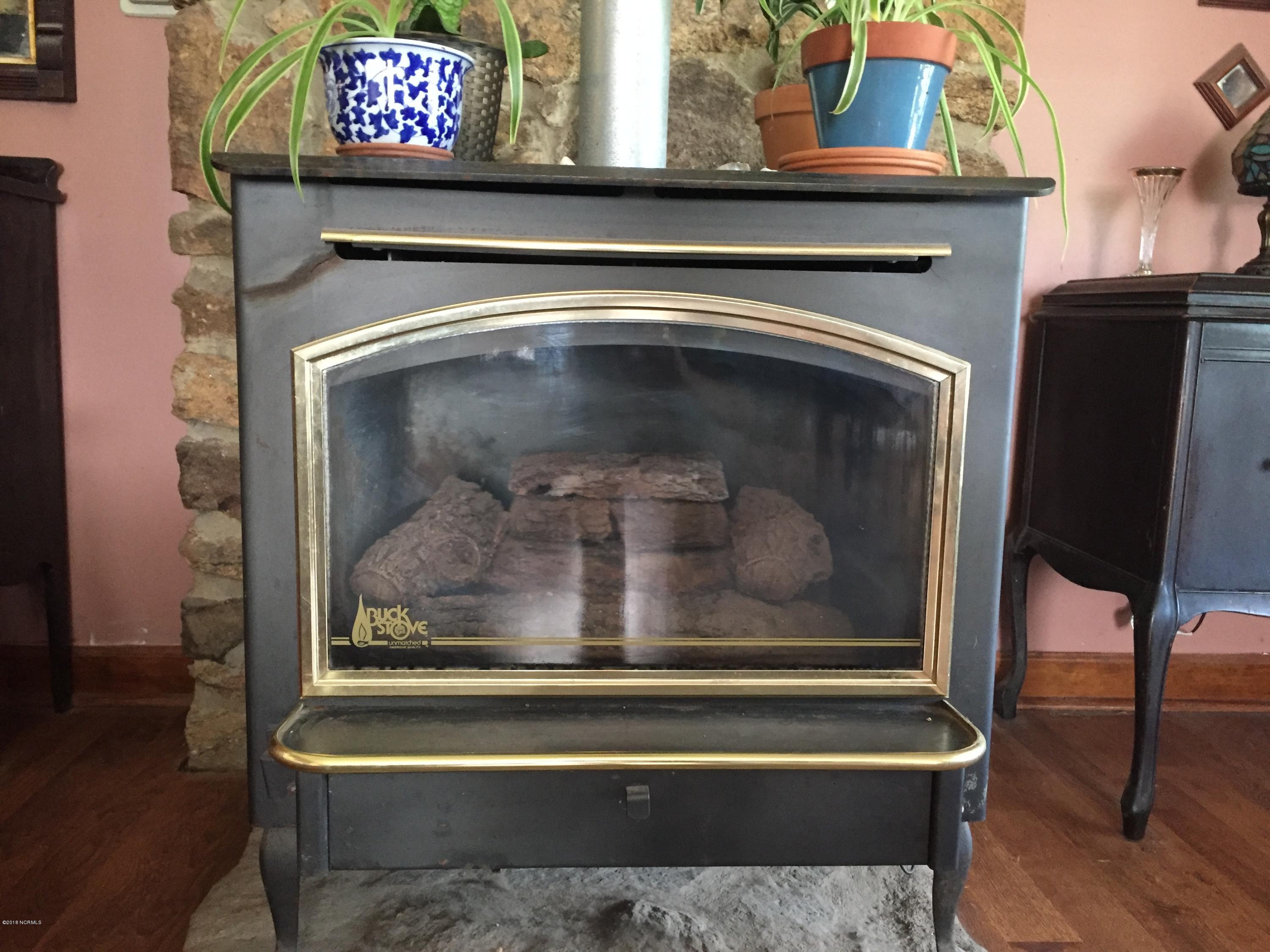 335 Washington Post Road New Bern, NC 28562 - Photo 19 of 38 Gas logs in the stove