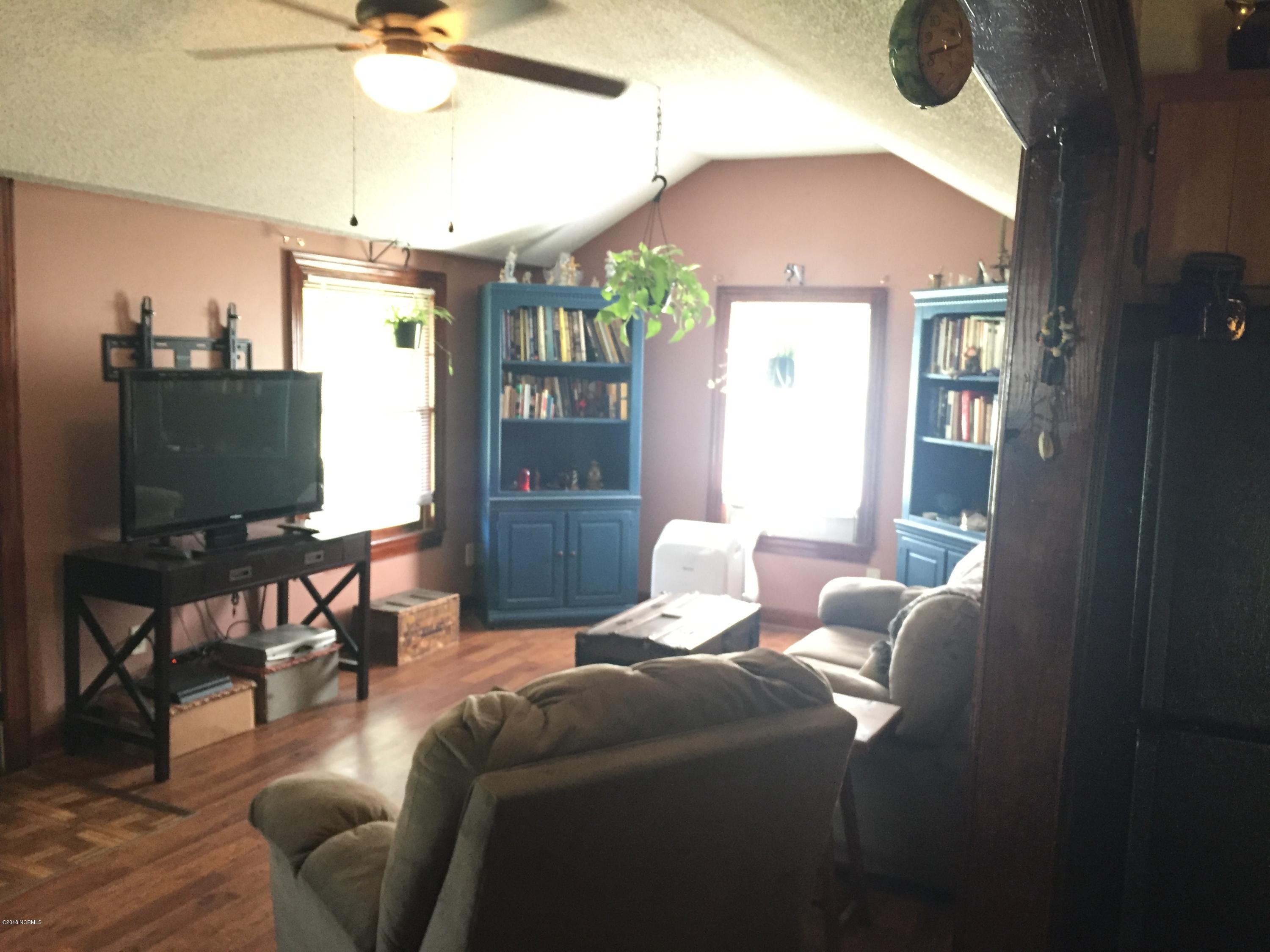 335 Washington Post Road New Bern, NC 28562 - Photo 2 of 38 Family Room