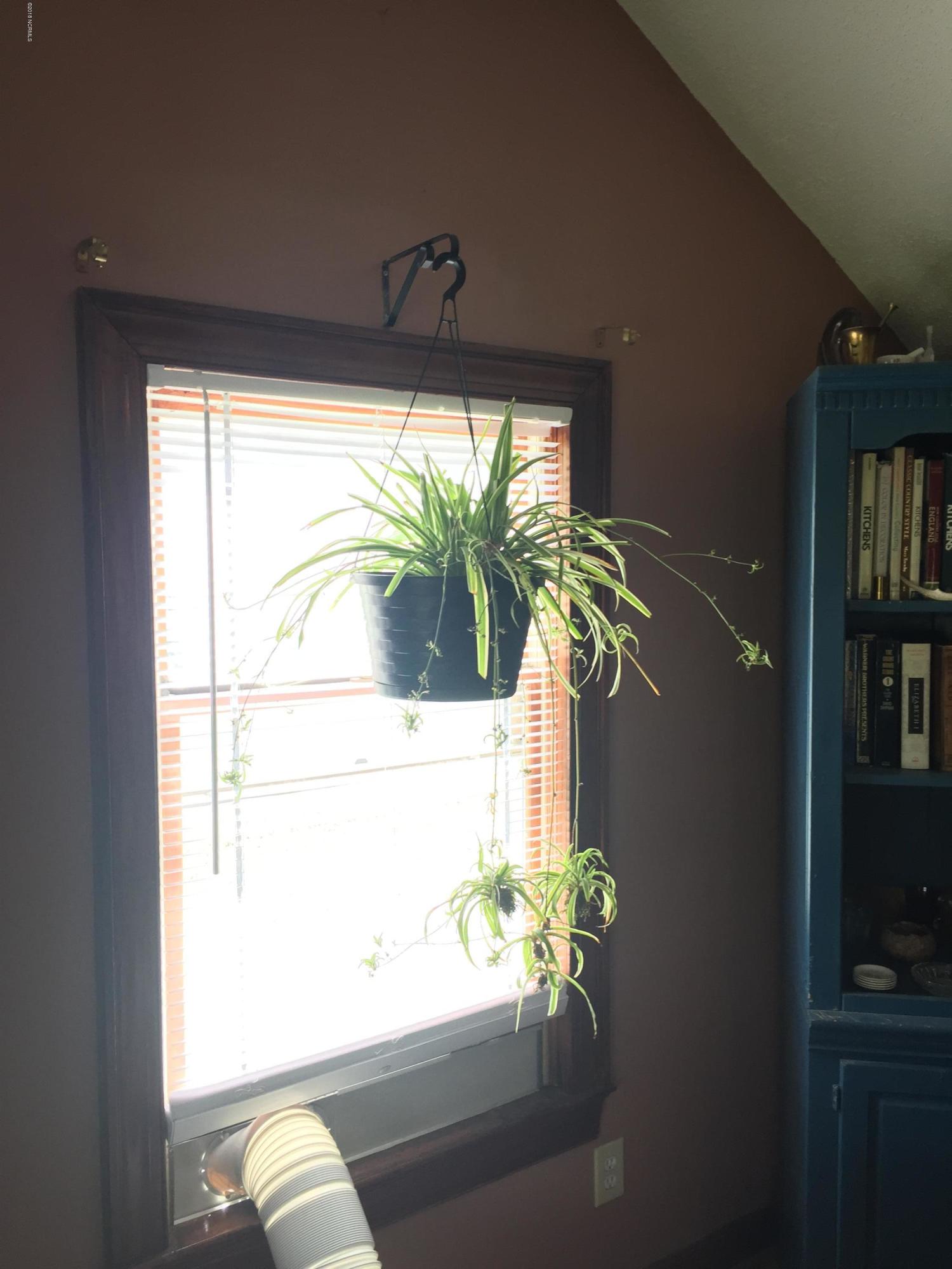 335 Washington Post Road New Bern, NC 28562 - Photo 23 of 38 Big window provide natural light