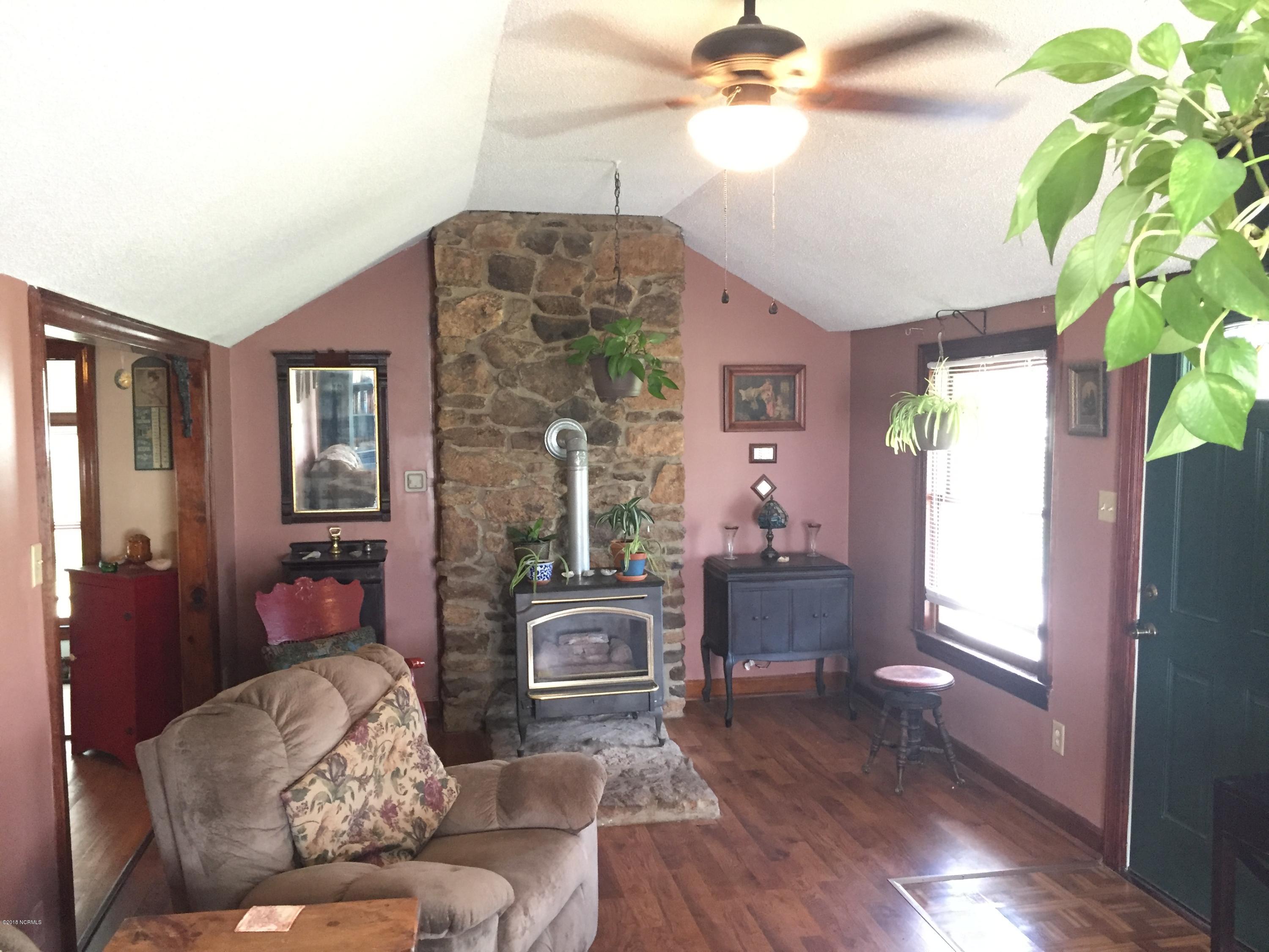 335 Washington Post Road New Bern, NC 28562 - Photo 3 of 38 Family Room view 2