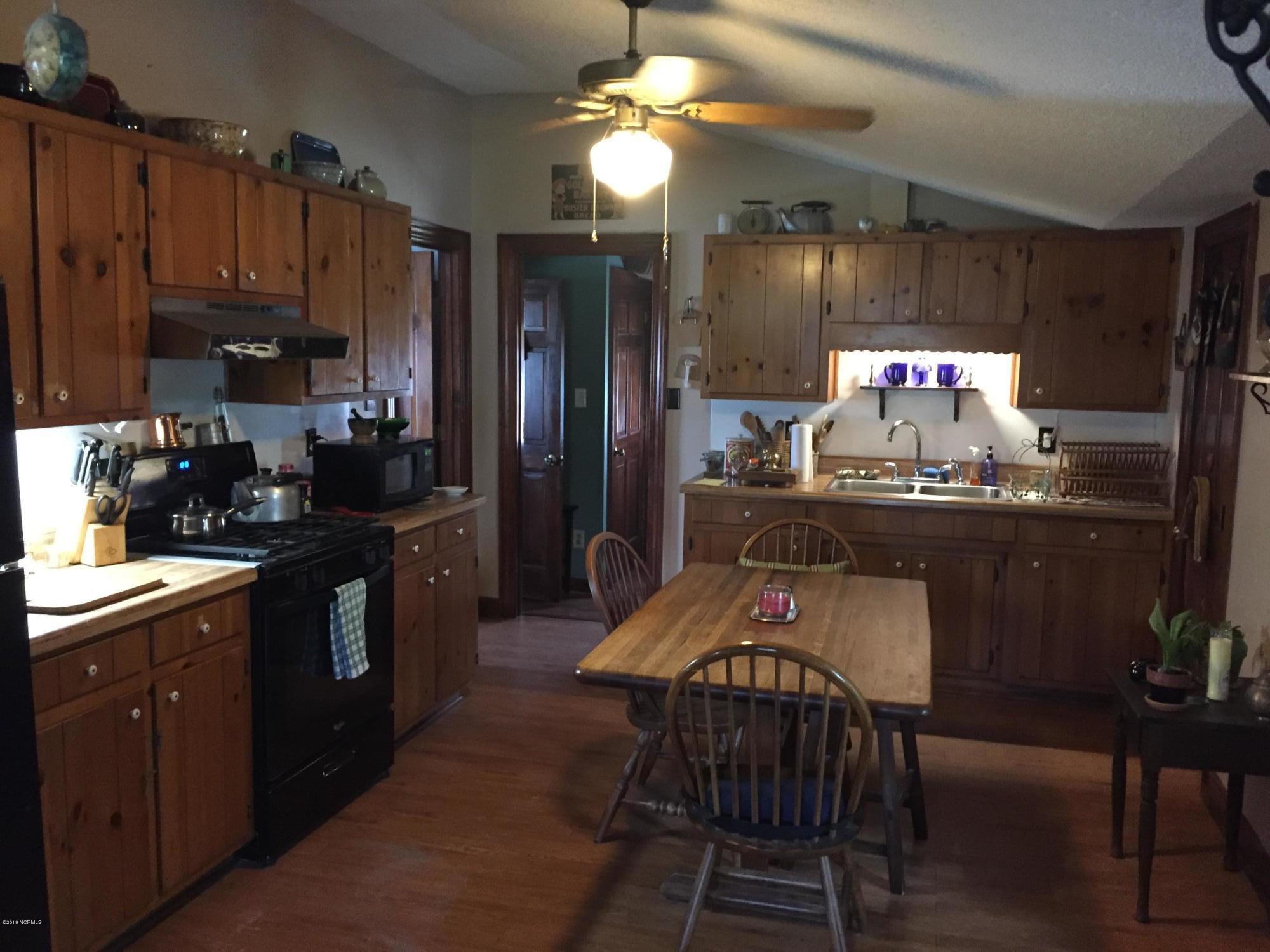 335 Washington Post Road New Bern, NC 28562 - Photo 4 of 38 Eatin kitchen