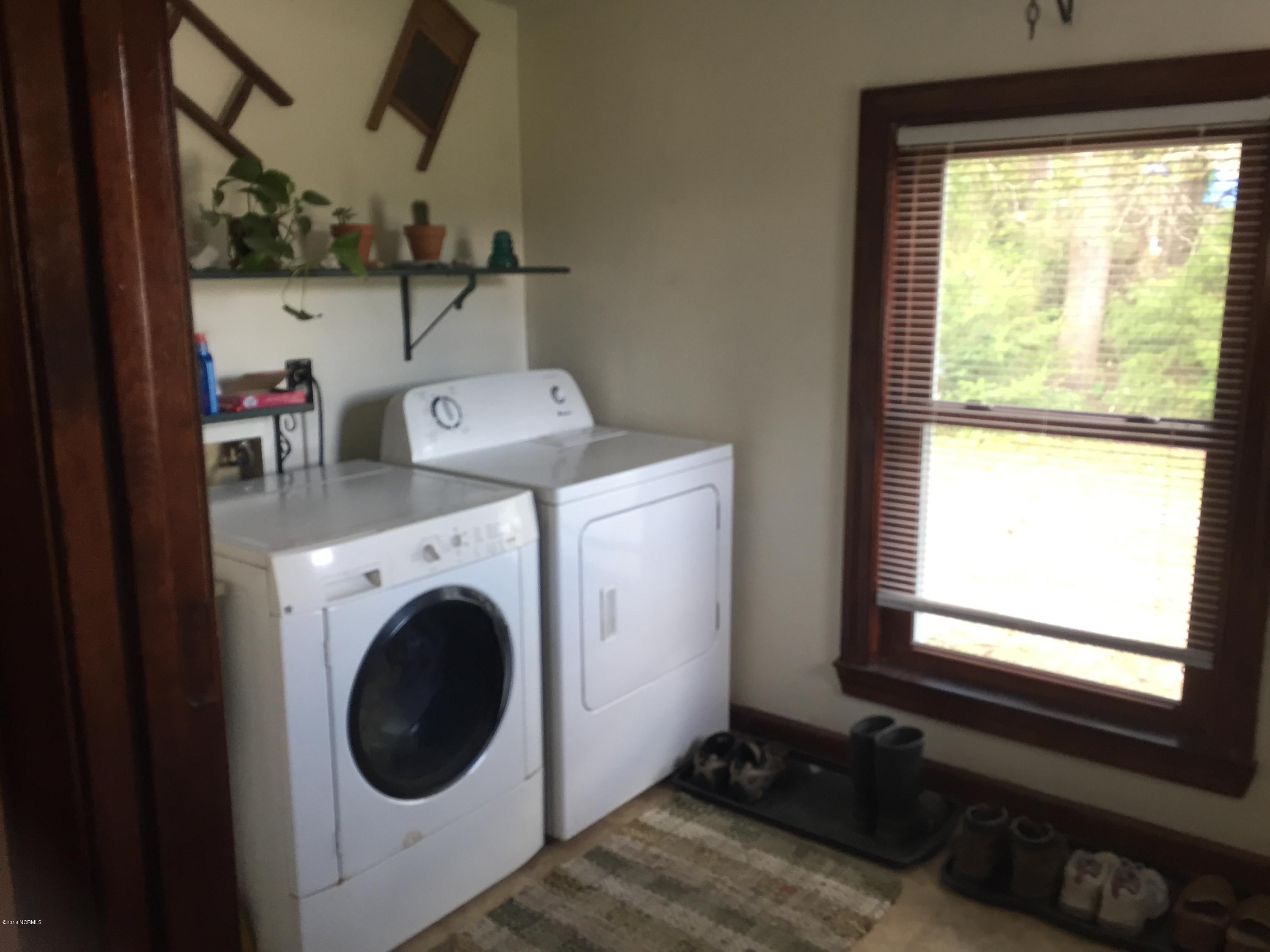 335 Washington Post Road New Bern, NC 28562 - Photo 7 of 38 Laundry/mud room with laundry sink