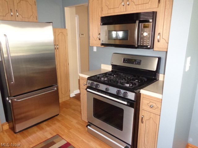 3329 Ralph Avenue Cleveland, OH 44109 - Photo 9 of 22 Appliances Stay