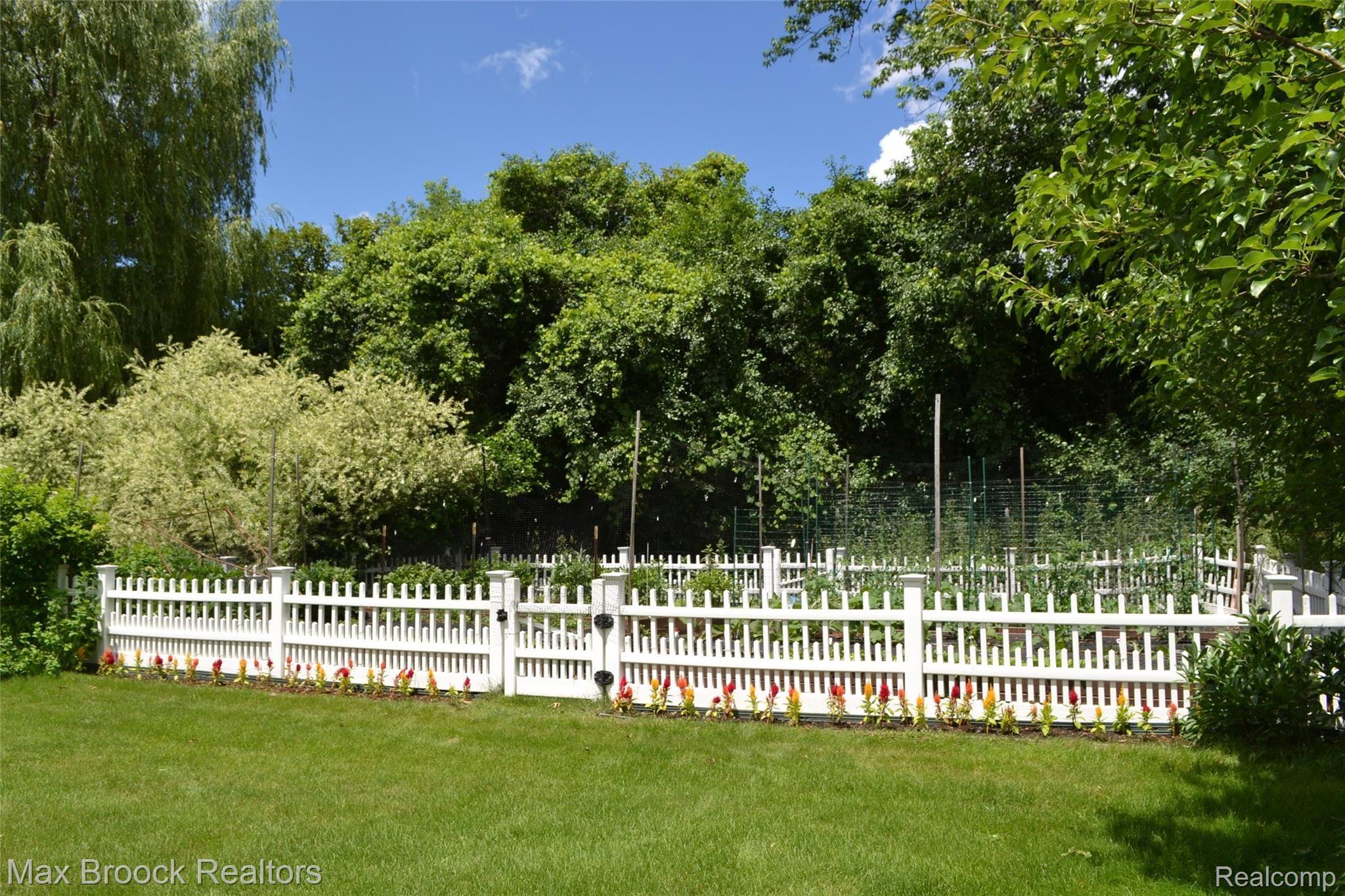 2080 Redding Road Birmingham, MI 48009 - Photo 15 of 59 DSC_2010.JPG