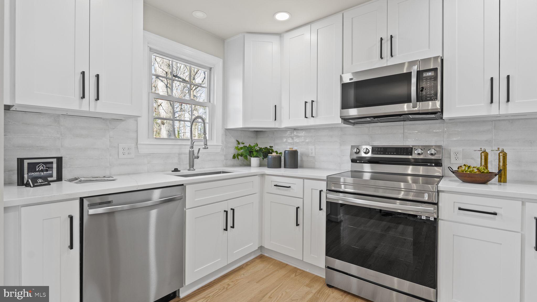 100 Choptank Road Stafford, VA 22556 - Photo 17 of 49 New quartz counters and tile backsplash!