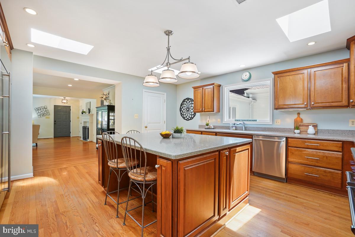 4604 Park Road Alexandria, VA 22312 - Photo 17 of 65 !Island of your dreams with seating