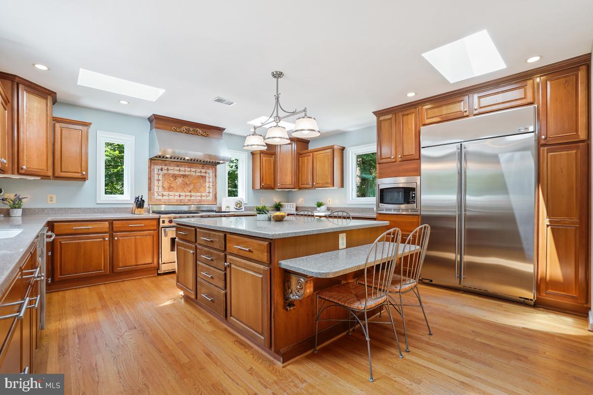 4604 Park Road Alexandria, VA 22312 - Photo 20 of 65 Island chairs convey