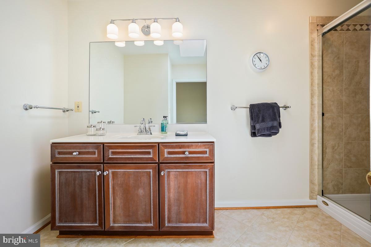 4604 Park Road Alexandria, VA 22312 - Photo 26 of 65 2nd bath for beds 1 and 2 has skylight