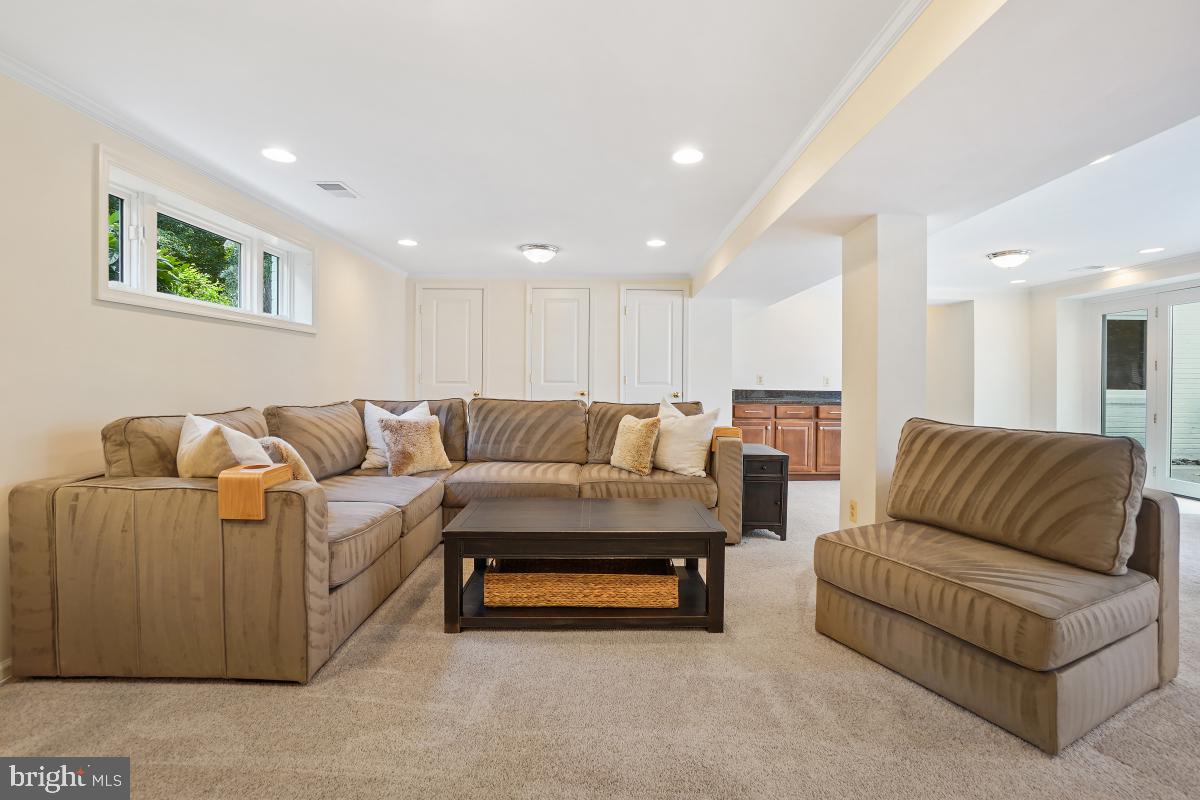 4604 Park Road Alexandria, VA 22312 - Photo 49 of 65 Loads of space to entertain or relax