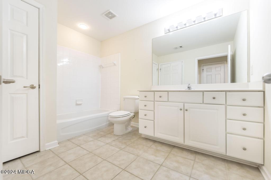 303 Cottage Lane Macon, GA 31210 - Photo 22 of 29 a spacious bathroom with a toilet a sink and a bathtub