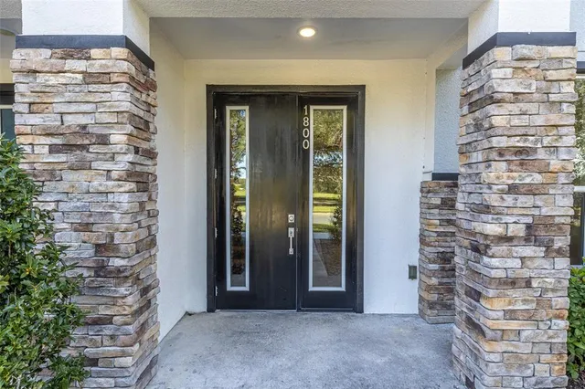 a view of entryway with outdoor space