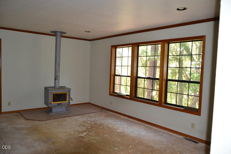 190 Shadow Lane Grants Pass, OR 97526 - Photo 2 of 18