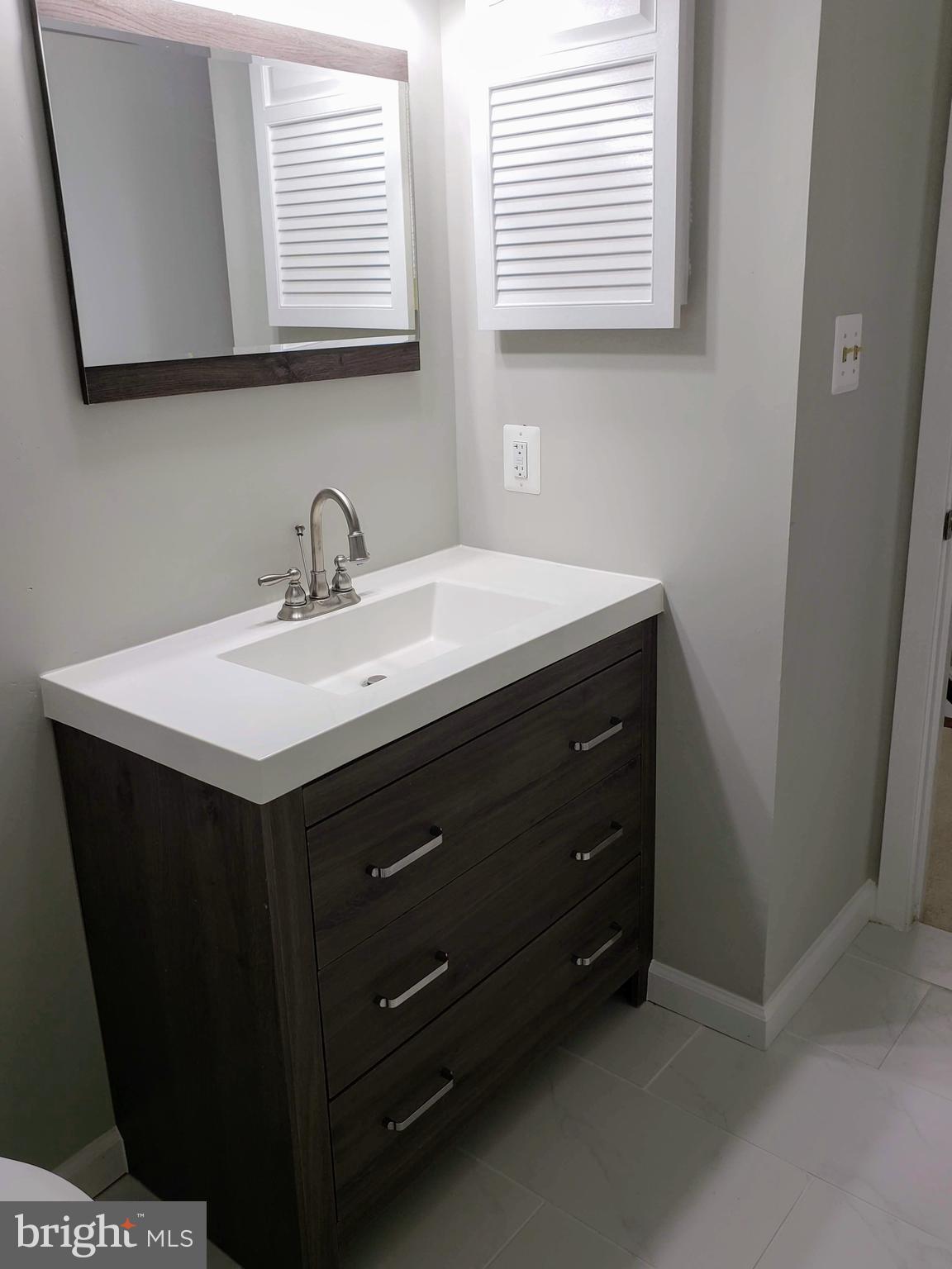 11430 Fairway Drive Reston, VA 20190 - Photo 16 of 38 Upper Level Hallway Bathroom