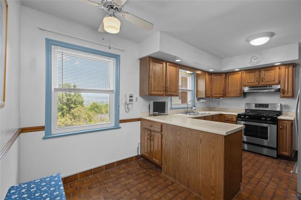 2727 Mt Royal Road Pittsburgh, PA 15217 - Photo 9 of 33 Well appointed eat-in-kitchen with peninsula.