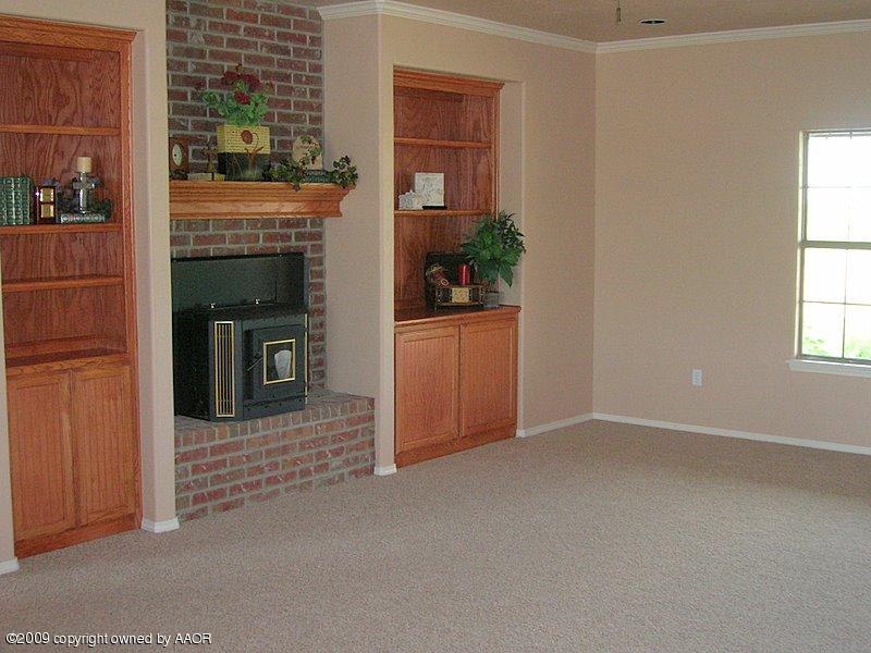 18950 Stone Creek Road Amarillo, TX 79124 - Photo 3 of 15 Built-ins in Living Room