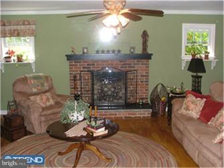 1578 Tanyard Road Sewell, NJ 08080 - Photo 3 of 12 Living Room