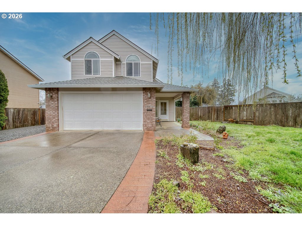 34672 Cascade Street St. Helens, OR 97051 - Photo 2 of 42 a front view of a house with garden