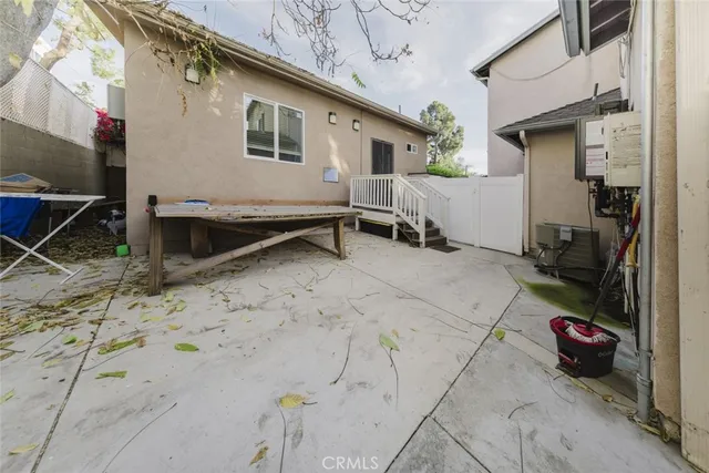 a view of a house with backyard