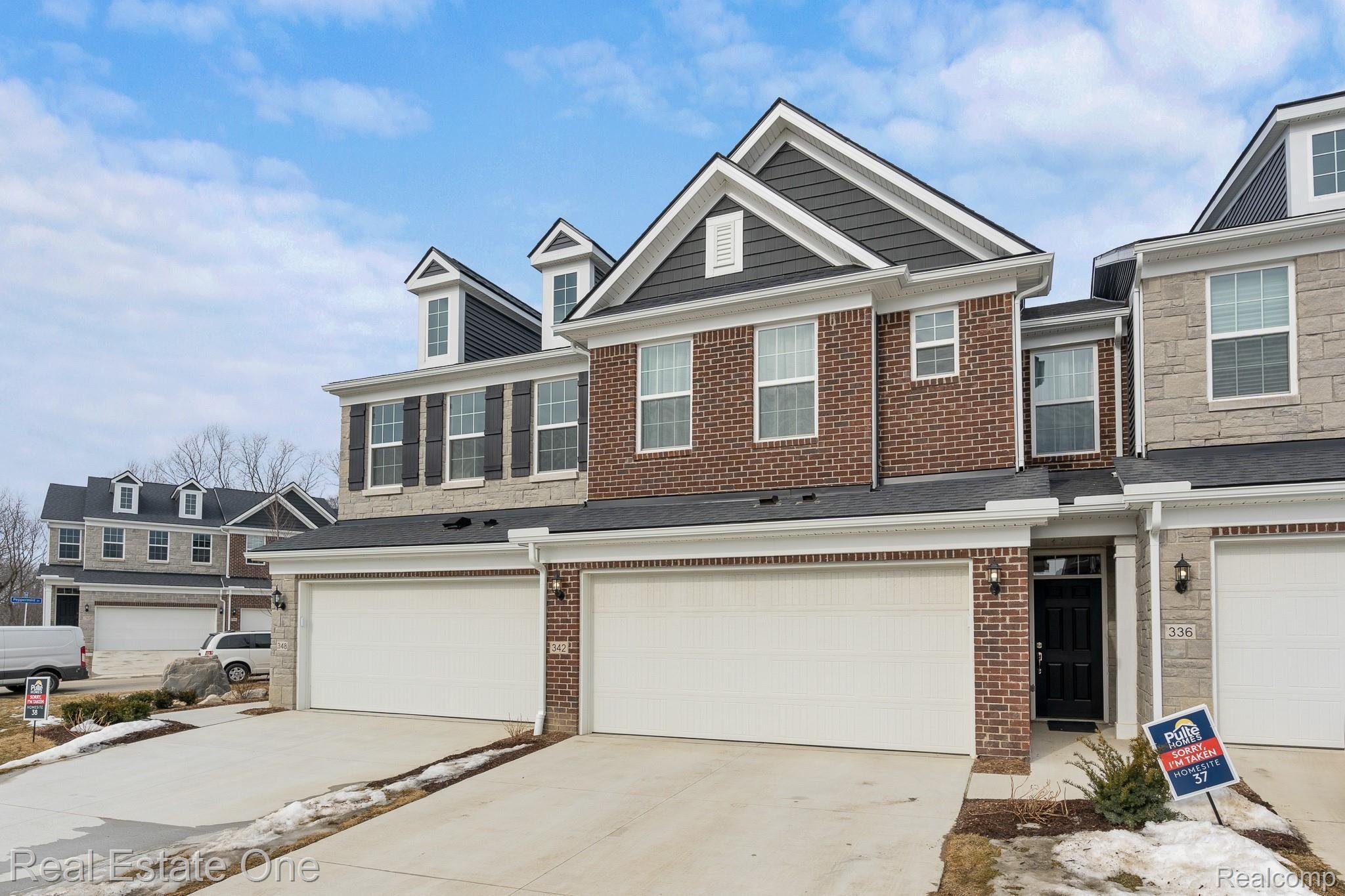 342 Strawberry Drive Rochester, MI 48307 - Photo 1 of 27 342 Strawberry MLS-W040.jpg
