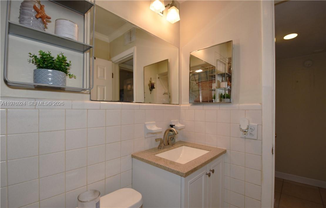 3050 Northeast 5th Terrace, Unit 8 Wilton Manors, FL 33334 - Photo 10 of 15 Gallery Image 10