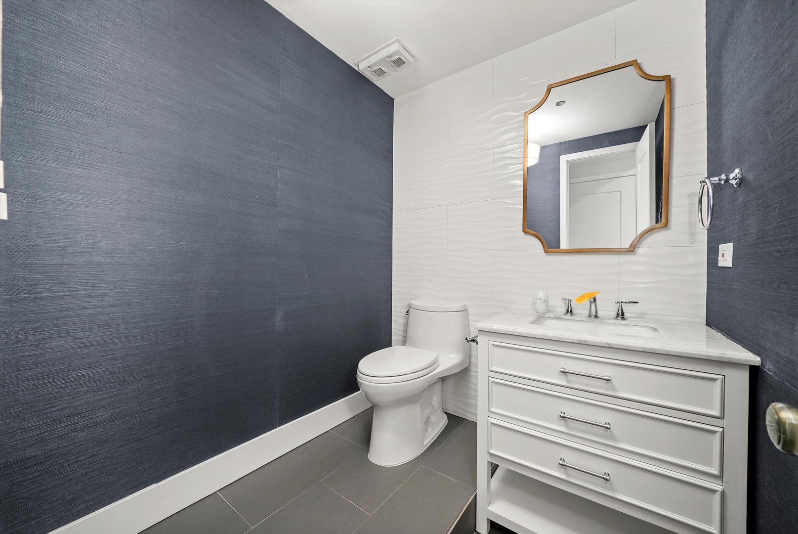910 South Michigan Avenue, Unit 1612 Chicago, IL 60605 - Photo 11 of 17 a bathroom with a toilet sink and mirror