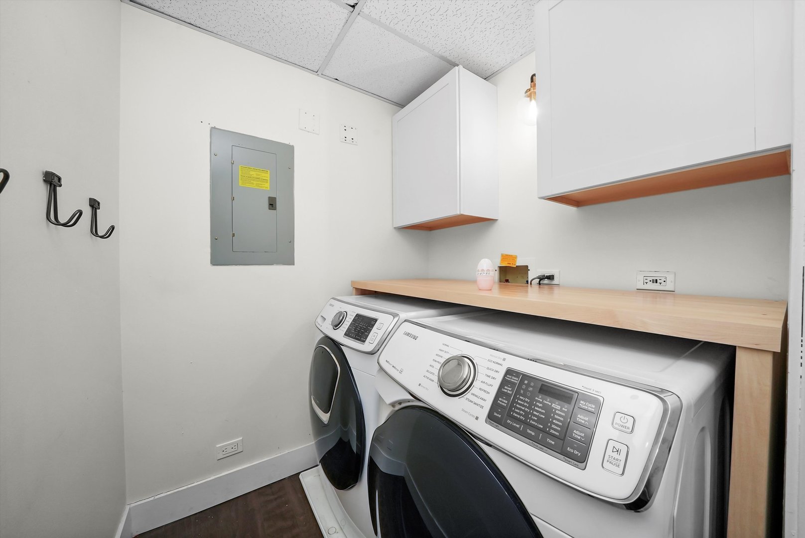 910 South Michigan Avenue, Unit 1612 Chicago, IL 60605 - Photo 12 of 17 a utility room with dryer and washer