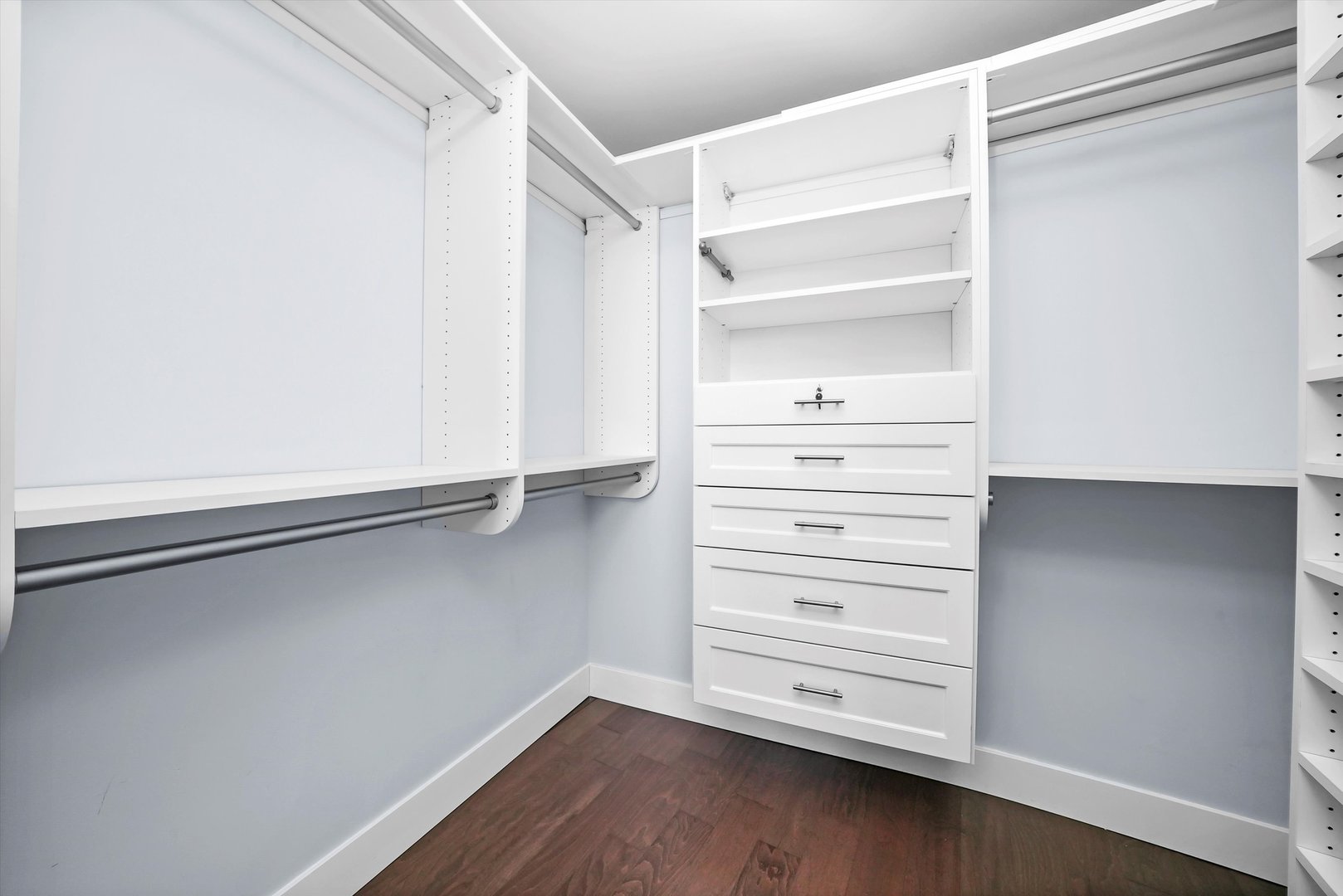 910 South Michigan Avenue, Unit 1612 Chicago, IL 60605 - Photo 8 of 17 a view of an empty walk in closet