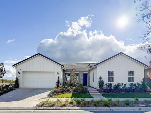 a view of a house with yard and plants