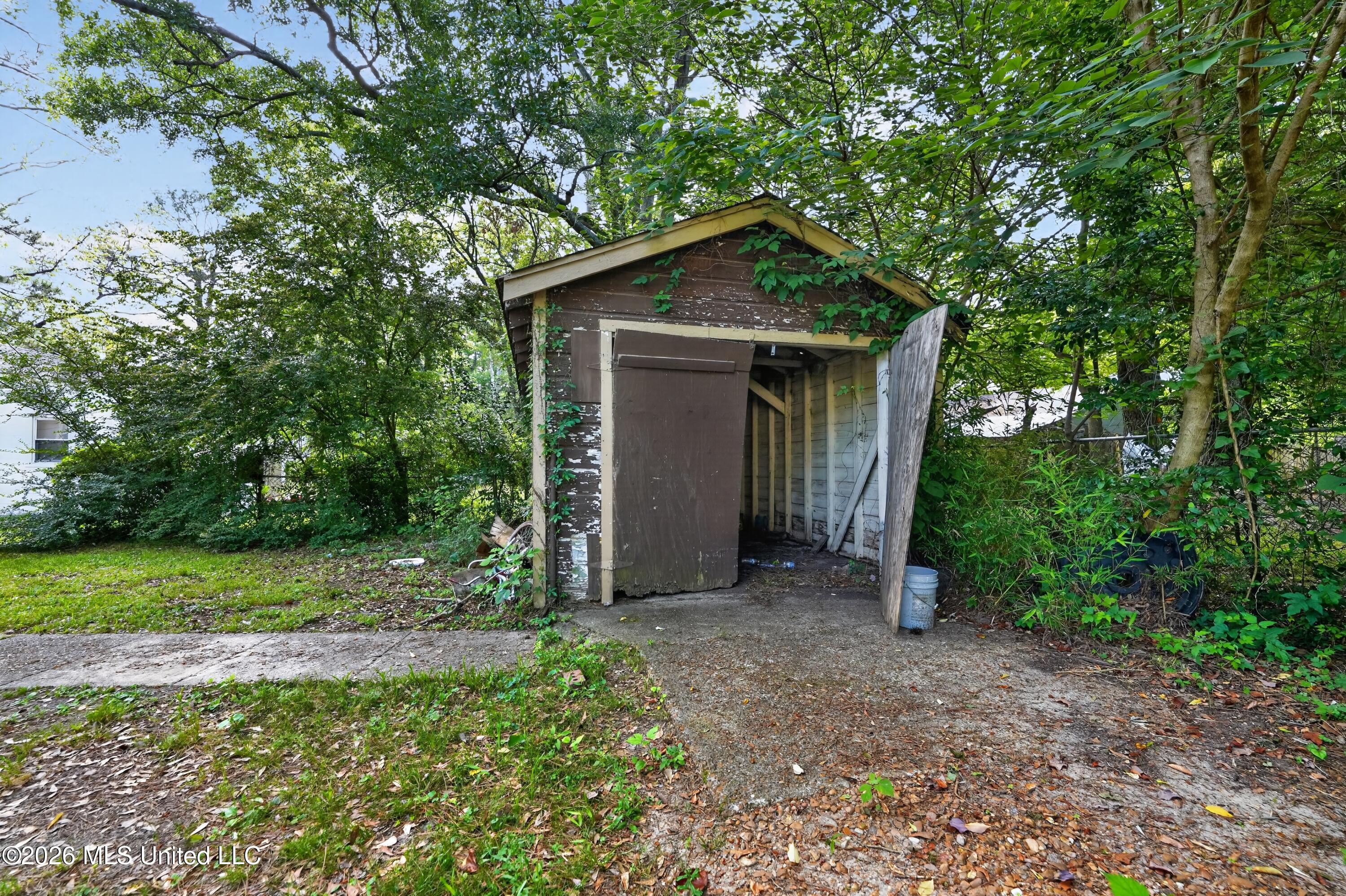 603 Launcelot Road Jackson, MS 39206 - Photo 32 of 35 04_603_Launcelot_Rd_Jackson_MS_39206-Ext