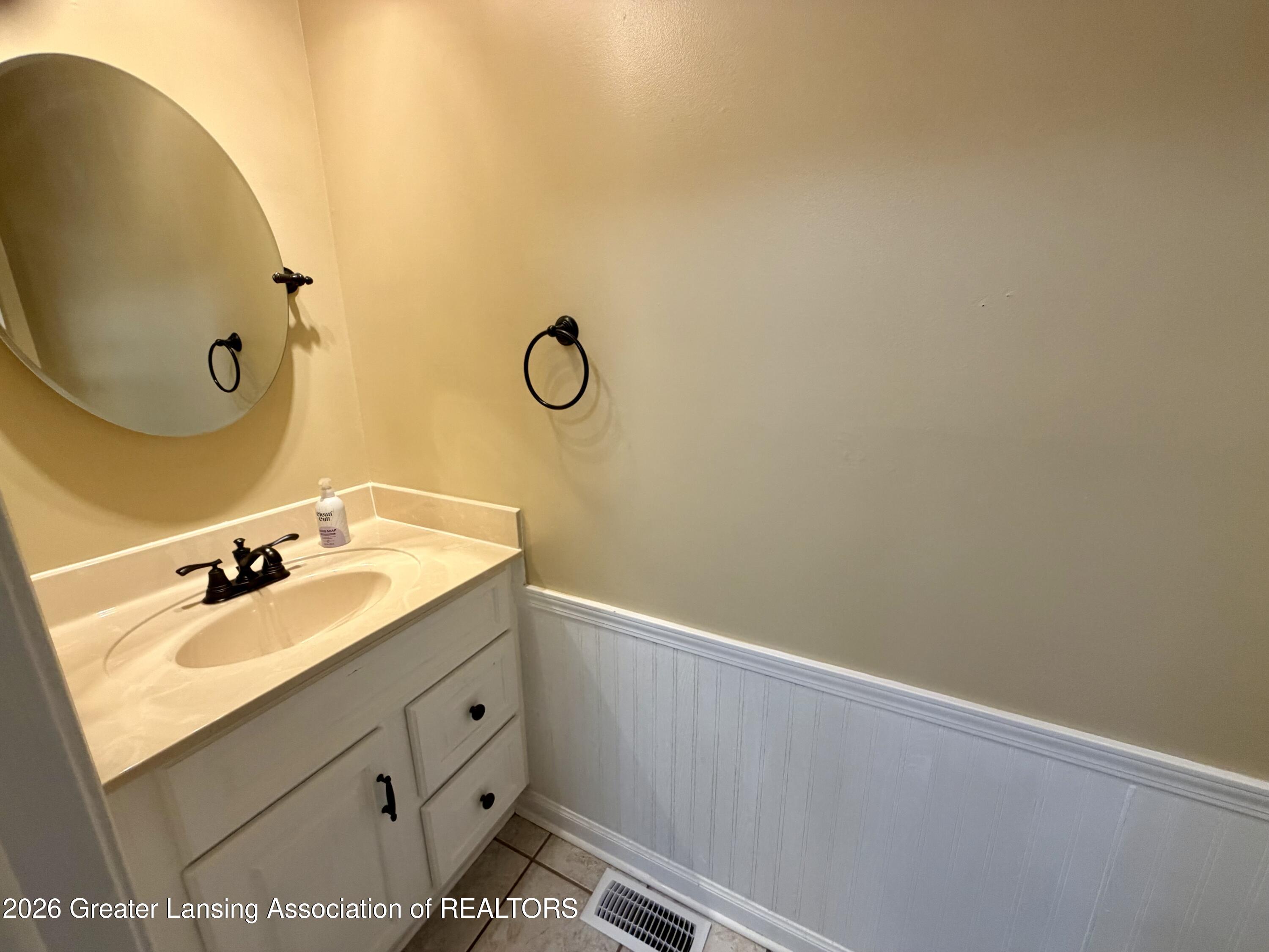 830 Armstrong Road, Unit 17 Lansing, MI 48911 - Photo 18 of 46 IMG_3289