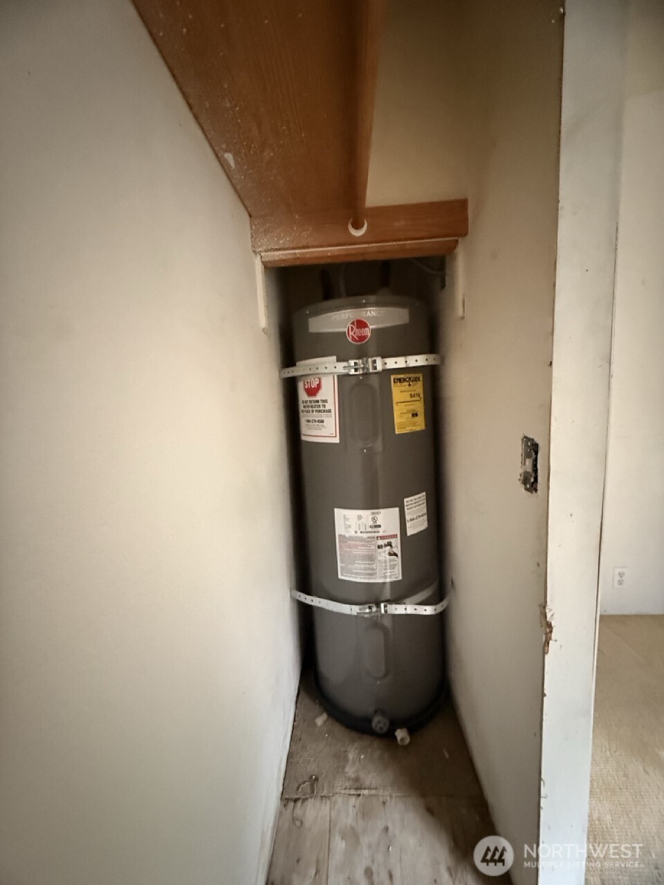 14003 70th Street East Sumner, WA 98390 - Photo 15 of 20 a room with water heater and utility room