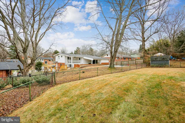 a picture of a wall with white and white walls