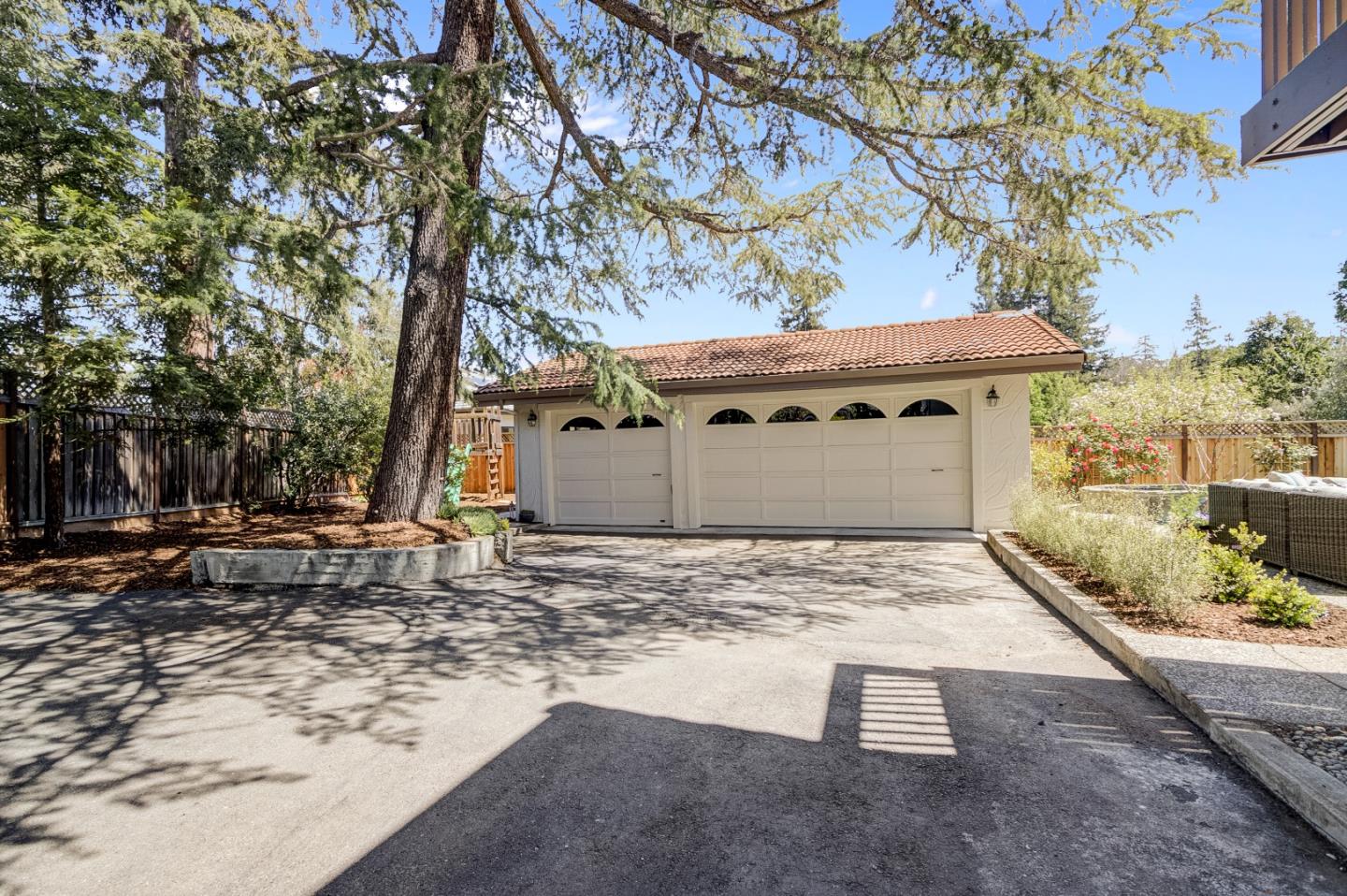 370 Quinnhill Road Los Altos, CA 94024 - Photo 56 of 58 a view of a backyard of the house
