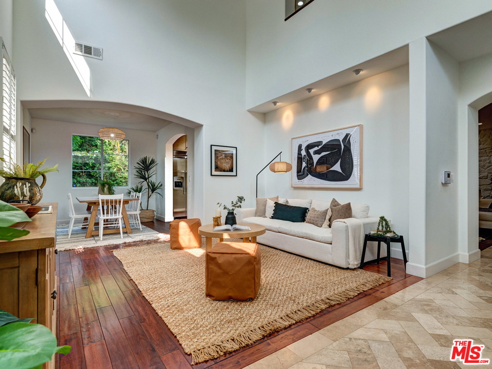 2031 Walnut Avenue Venice, CA 90291 - Photo 2 of 29 a living room with furniture and wooden floor