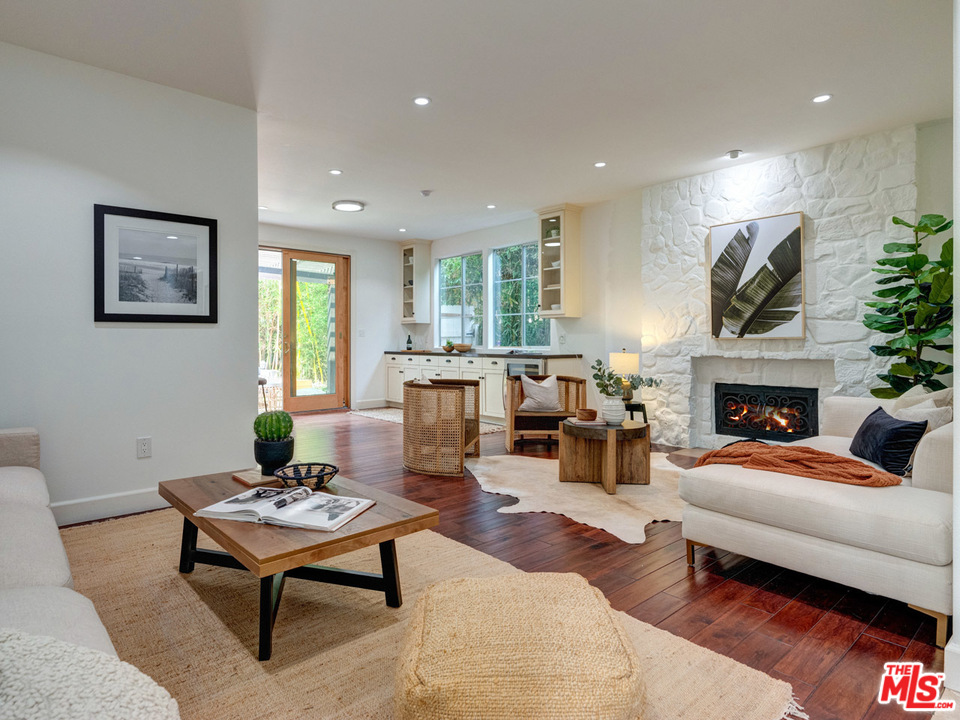 2031 Walnut Avenue Venice, CA 90291 - Photo 12 of 29 a living room with furniture fireplace and window