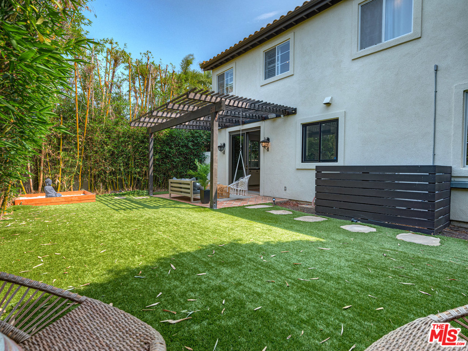 2031 Walnut Avenue Venice, CA 90291 - Photo 16 of 29 a view of a house with backyard and a tree