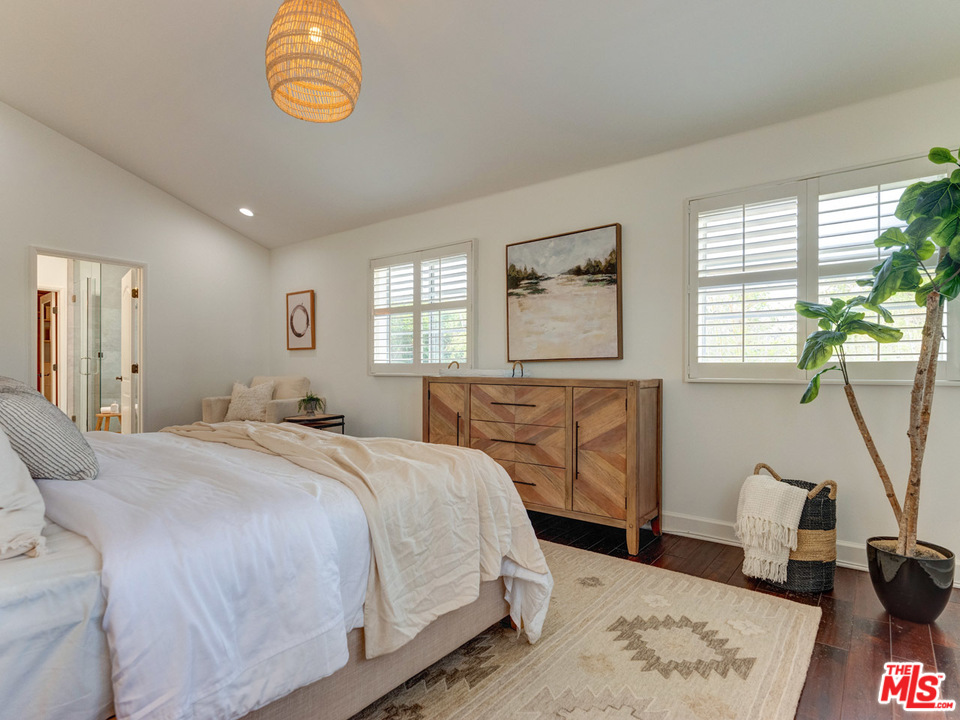 2031 Walnut Avenue Venice, CA 90291 - Photo 19 of 29 a bedroom with a bed and a dresser