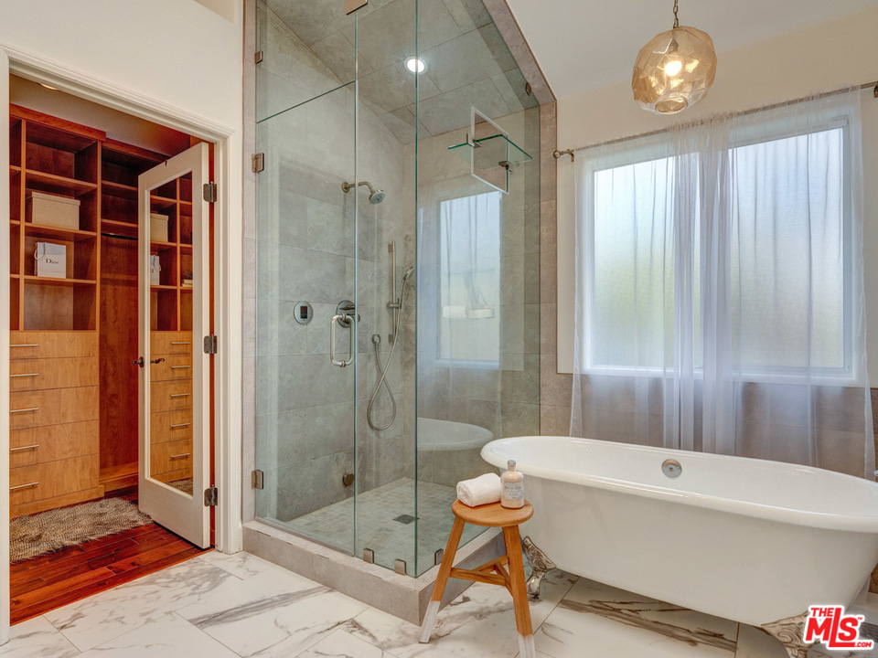 2031 Walnut Avenue Venice, CA 90291 - Photo 20 of 29 a bathroom with a bathtub shower sink and toilet