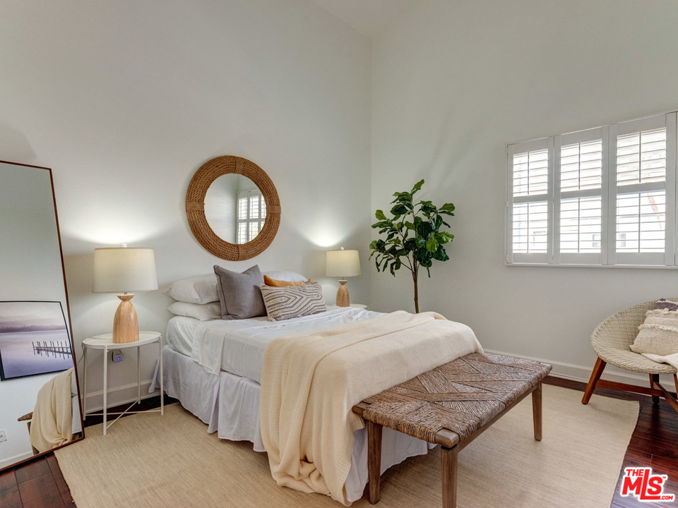 2031 Walnut Avenue Venice, CA 90291 - Photo 25 of 29 a bedroom with a bed a table and a potted plant